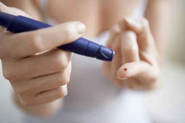 Mujer controlandose la diabetes